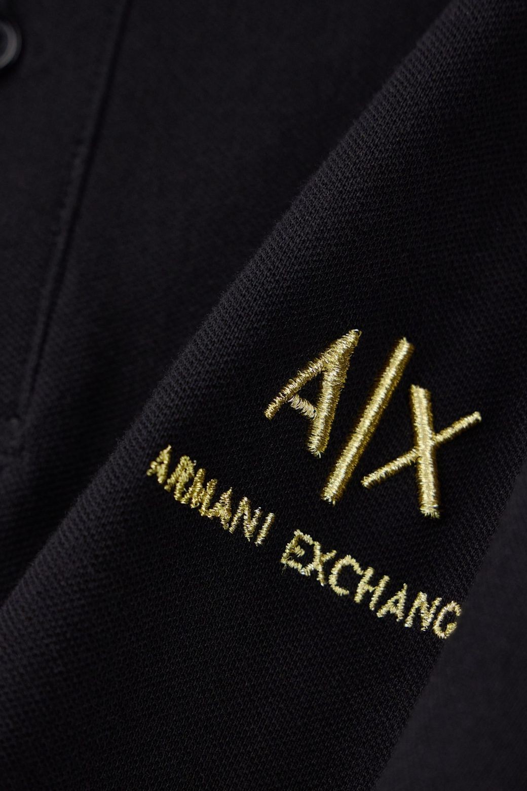 Polo Armani Exchange Regular Fit Negro y Dorado